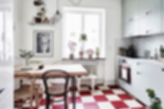 Ilustrasi-Desain dapur putih segar dengan aksen merah dinamis pada lantai.
