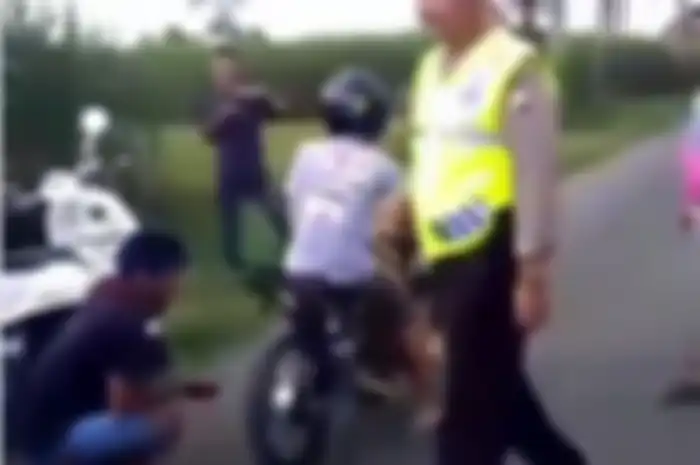 Setting motor dikawal oleh Polisi