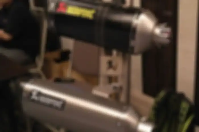 Knalpot Akrapovic.
