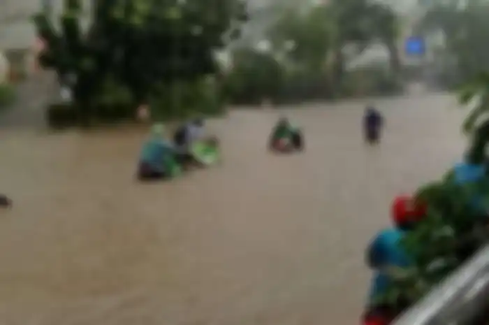 Bekasi dan sebagian wilayah Jakarta dikepung banjir, begini penanganan motor usai melibas banjir.