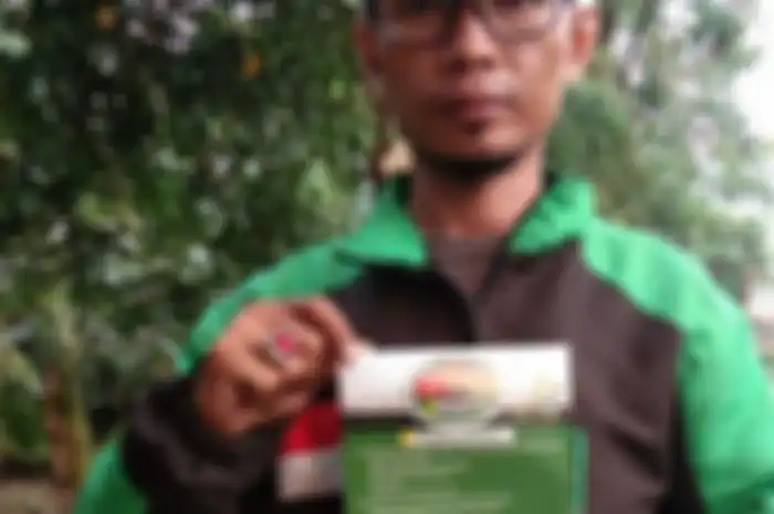 Suhandi, seorang ojek online menuju gedung DPR RI