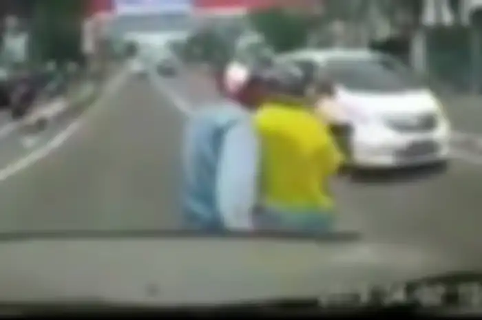 Pemotor wanita putar balik sembarangan