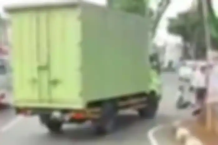 Kecelakaan motor vs truk