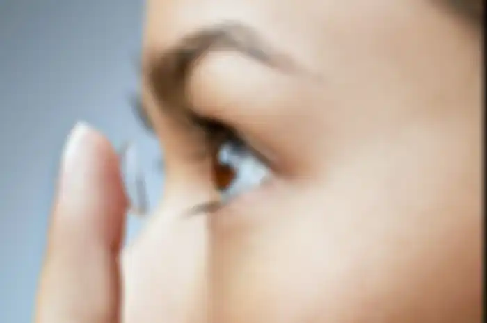 Gunakan softlens sebelum memulai makeup
