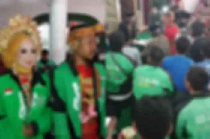 Pasangan pengantin ojol meriah oleh sesama driver