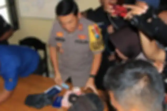 Kapolres Blitar Kota, AKBP Adewira Negara Siregar, menunjukkan barang bukti uang yang dirampas pelaku. 