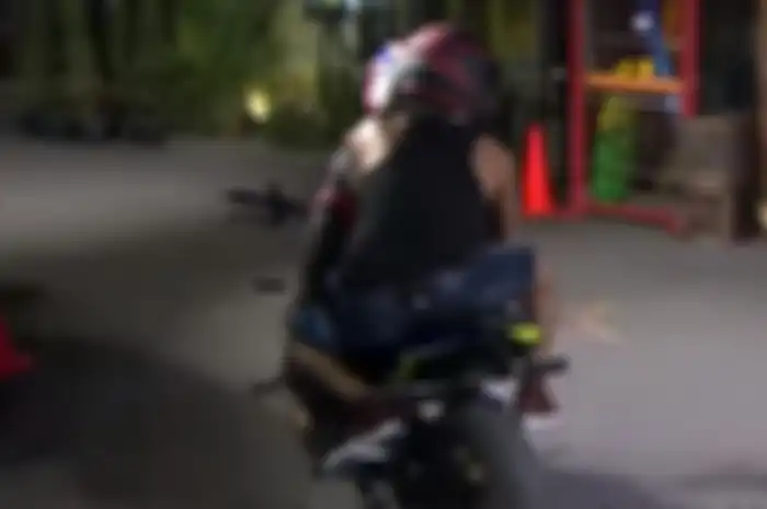 Wawan Tembong ajak wheelie Maell Lee.
