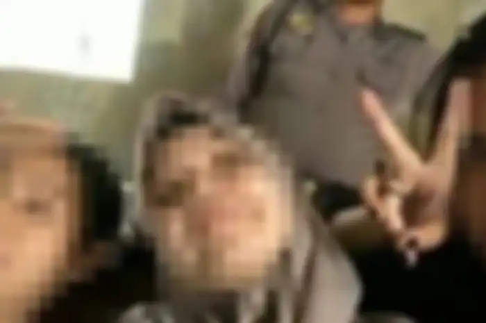 Tiga orang siswi yang diduga terlibat dalam kasus pengeroyokan siswi SMP di Pontinak bernama Audrey resmi ditetapkan sebagai tersangka oleh pihak kepolisian, Rabu (10/4/2019).