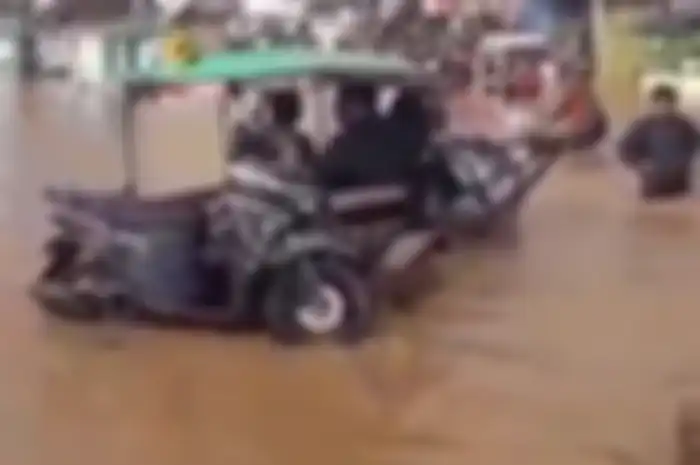 Motor naik delman untuk menerjang banjir di Kabupaten Bandung, Jawa Barat