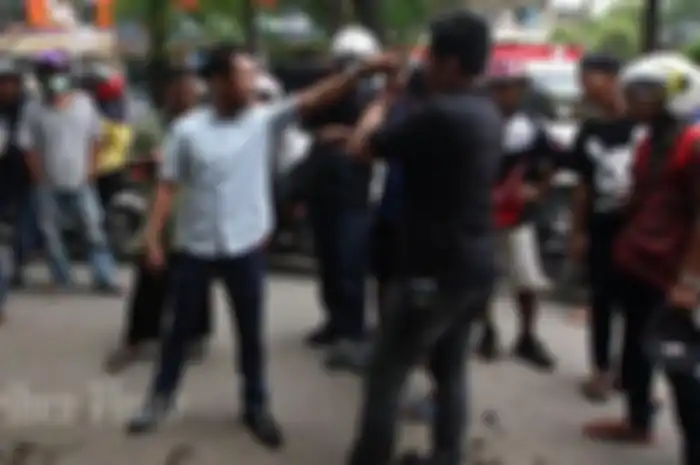 Debt Collector berkelahi dengan nasabah saat menarik mobil yang jatuh tempo di Jl Hertasning Baru, Makassar, Minggu (9/10/17).  
