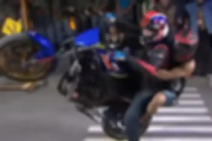 Mael Lee diajak wheelie oleh Wawan Tembong