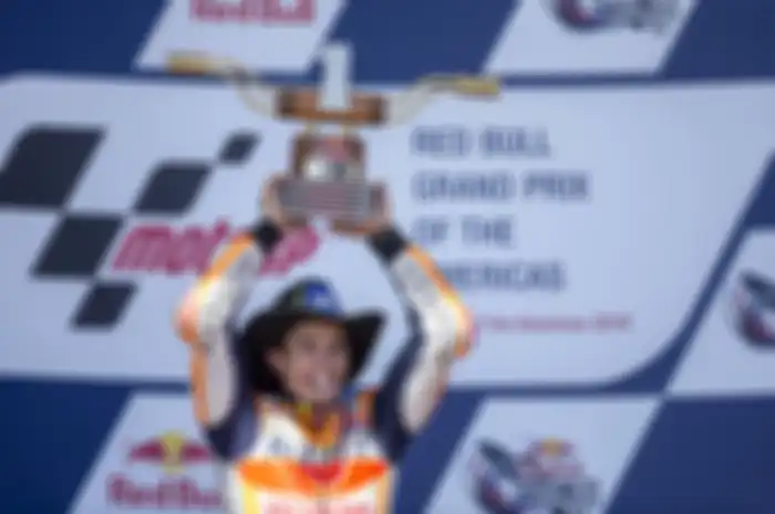 Marc Marquez memegang piala berbentuk seperti setang motor podium 1 MotoGP Amerika