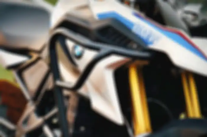 BMW G310 GS Adventure sudah dilengkapi crash bar untuk melindungi body kendaraan.
