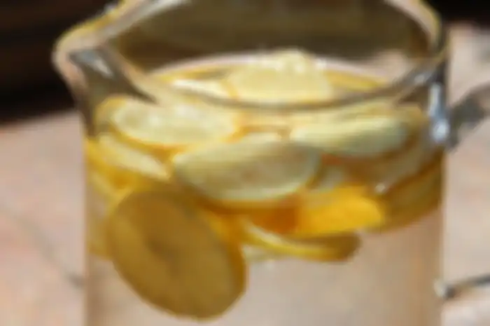 Daripada minum kopi, lebih baik minum air infus lemon yang memberikan manfaat kesehatan sama dengan kafein.