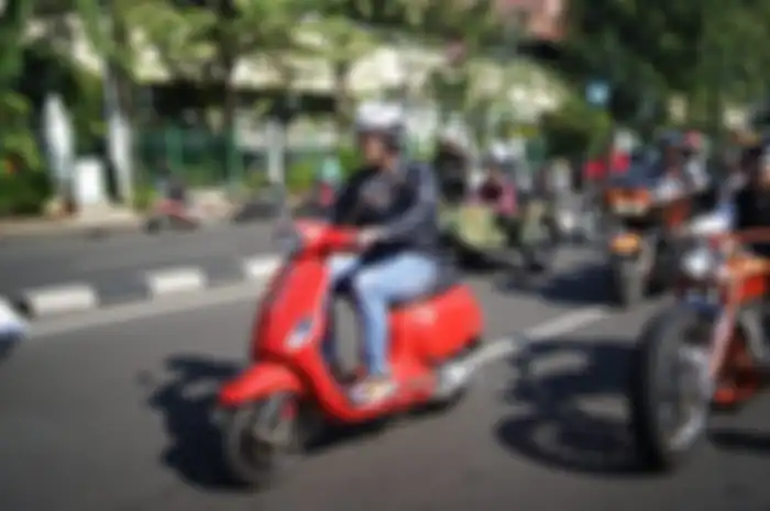 Diaz Hendropriyono yang berkendara aman menggunakan Vespa merah dari Kantor Staf Khusus Presiden di jalan Veteran III, Jakarta Pusat ke Jalan Gunawarman, Kebayoran Baru, Jakarta Selatan, Minggu (14/4/2019). 