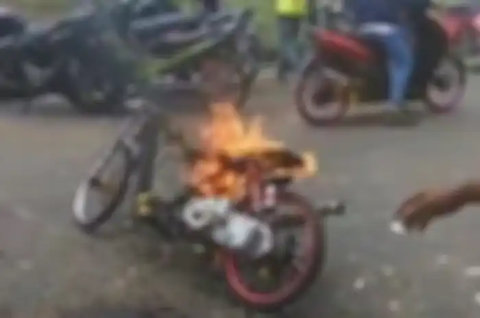 Sebuah motor dragbike terbakar