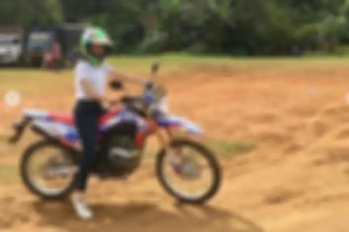 Polwan cantik menunggangi Honda CRF 150L