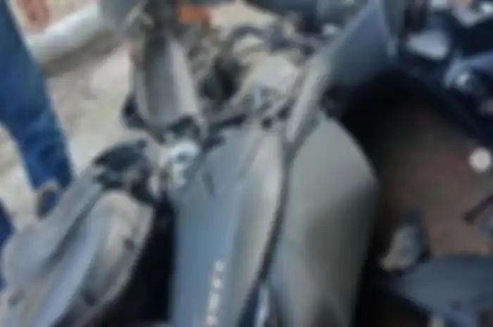 Yamaha NMAX rusak parah akibat adu banteng dengan Honda Vario