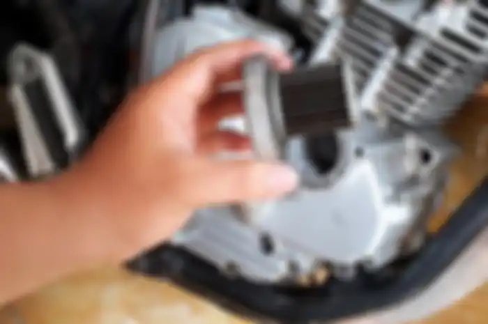 Kapan ganti filter oli di motor sport yang tepat? Mekanik kasih saran seperti ini.