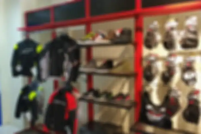 Aneka peralatan berkendara di toko Juragan Helm Kalimalang