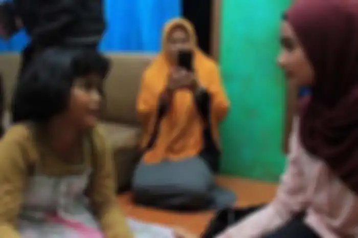 Nabila (kiri) ketika dikunjungi oleh istri dari Wakil Bupati Bandung Barat, Sonya Fatmala (kanan).
