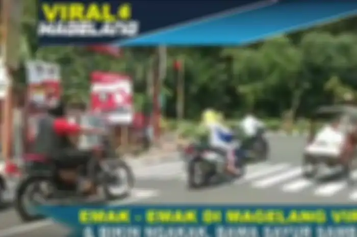 Emak Emak Bawa Sayur Gas Gas Motor 2-Tak di Lampu Merah