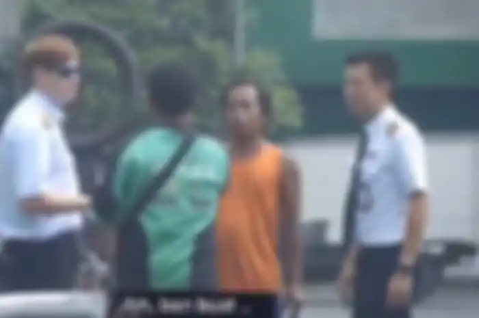 Seorang driver ojol dan tukang tambal ban kebingungan saat ditanya oleh dua orang pilot
