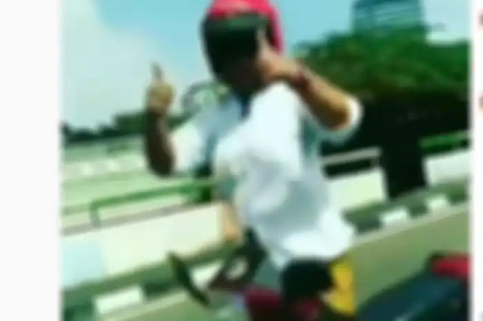 Sekelompok wanita berkebaya riding naik Vespa 