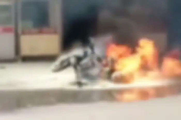 Sebuah motor pengangkut gas 3 kg terbakar