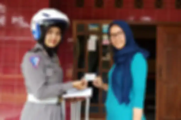 Personil Satlantas Polres Purbalingga menyerahkan SIM kepada warga Purbalingga
