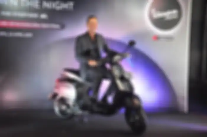 Seperti namanya Vespa Sprint 150 Notte yang artinya malam, tampilan serbahitam menegaskan kesan gagah