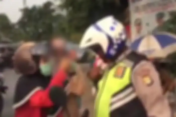 Seorang pemotor adu argumen dengan polisi