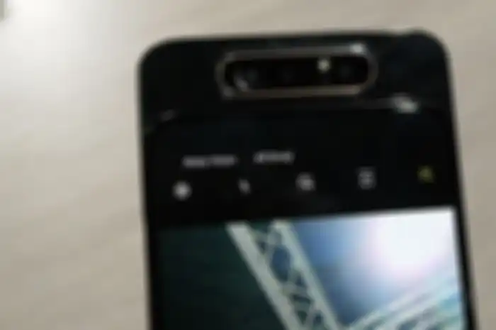 Samsung Galaxy A80 dengan 3 kamera yang bisa diputar