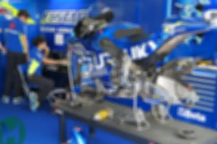 Kru Suzuki Ecstar sedang melakukan servis motor GSX-RR