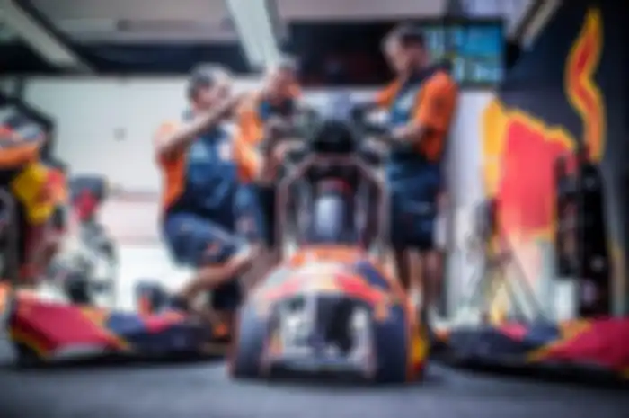 Kru KTM sedang melakukan servis motor RC16