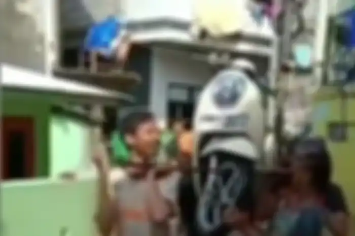 Honda Scoopy digotong warga untuk menghindari banjir
