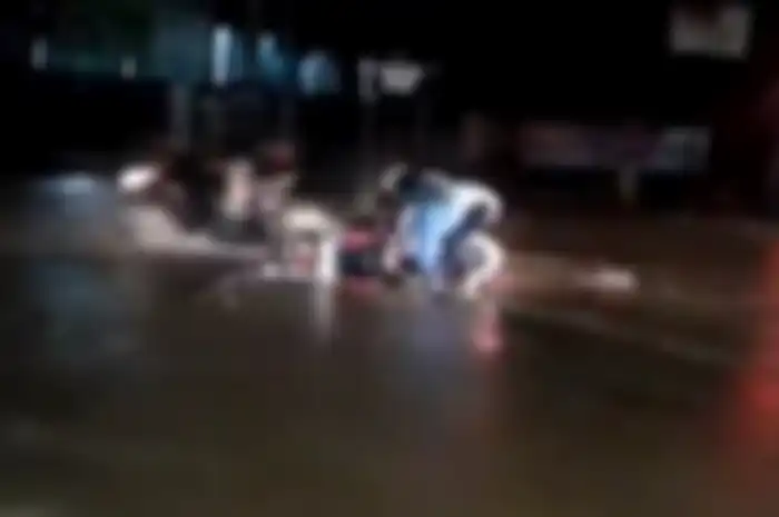 Pemotor Yamaha NMAX terjatuh akibat arus banjir yang deras