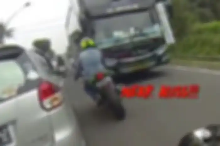Pemotor Kawasaki Ninja 250 hampir tabrakan dengan bus dari lawan arah