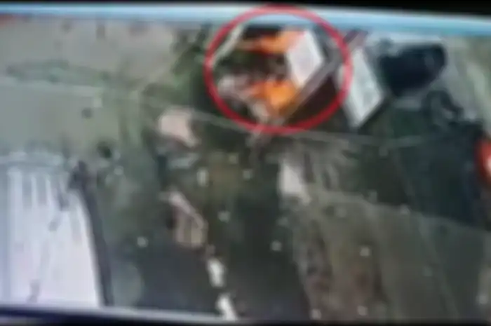 Dua petugas PPSU ditabrak mobil Toyota Avanza di Kebayoran Baru, Jakarta Selatan