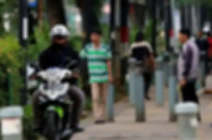 Pemotor masih bandel melintas di trotoar.