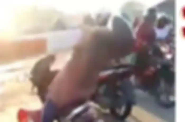 Seorang pemotor wanita terjatuh akibat menerobos palang pintu kereta api