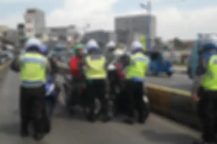 Sejumlah pengendara sepeda motor ditilang polisi karena menerobis jalur transjakarta di Jalan Jatinegara Barat, Rabu (20/3/2019).