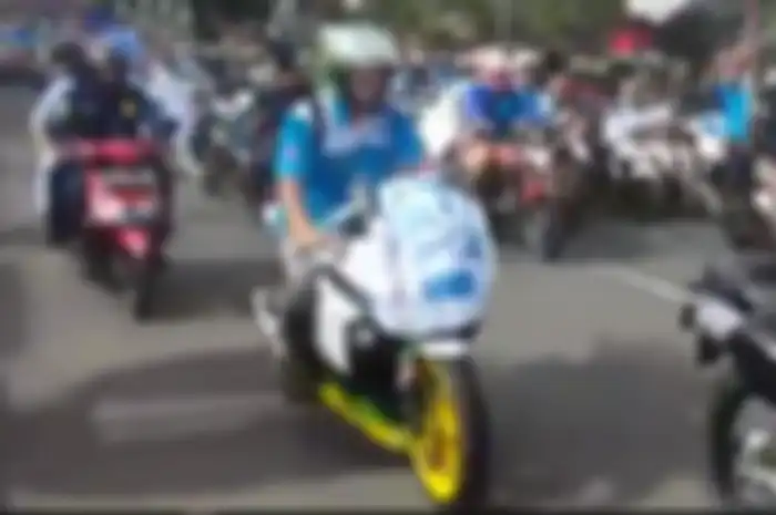 Seorang peserta konvoi May Day pakai Ninja 250