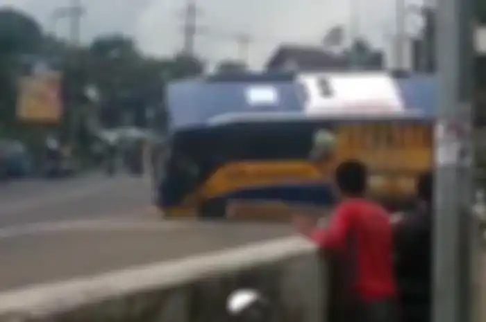 Bus terguling di Puncak Bogor hampir menyambar pemotor