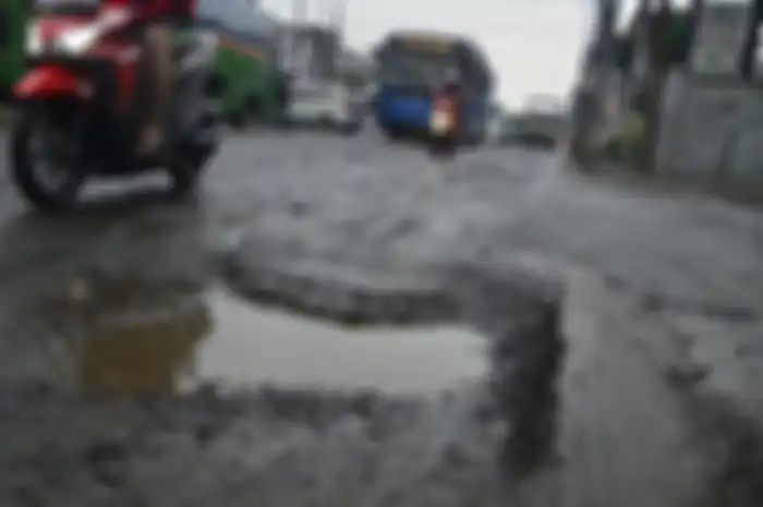 Jalan rusak di depan BTC Mal Bekasi, Jawa Barat