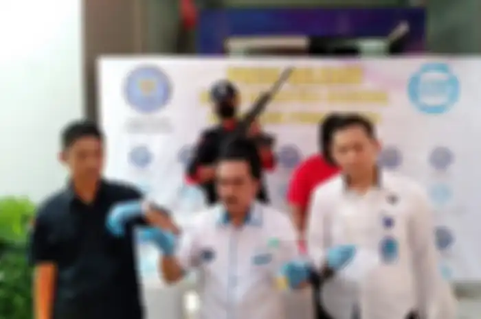 Kepala BNNK Purbalingga Jawa Tengah Istantiyono (tengah) menunjukkan barang bukti sabu-sabu