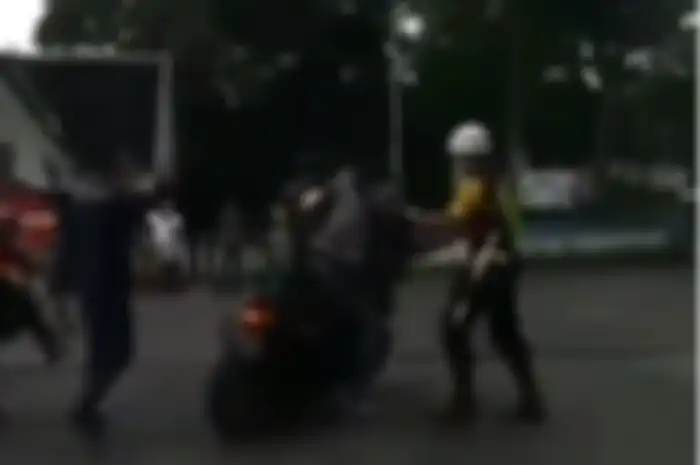 Seorang pemotor memaksa terobos palang pintu kereta api
