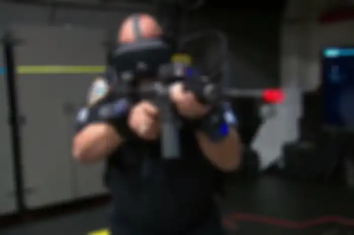 Salah satu personil NYPD yang berlatih dengan VR