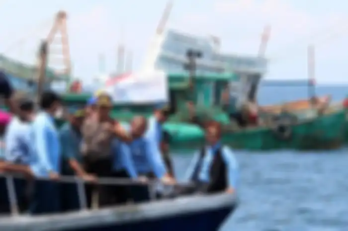 Menteri Kelautan dan Perikanan Susi Pudjiastuti (kanan) didampingi Wakil Kepala Staf Angkatan Laut Laksamana Madya TNI Wuspo Lukito (kedua kanan), Gubernur Kalimantan Barat Sutarmidji (ketiga kanan) dan Kapolda Kalbar Irjen Pol Didi Haryono (keempat kanan) berada di depan kapal nelayan Vietnam.