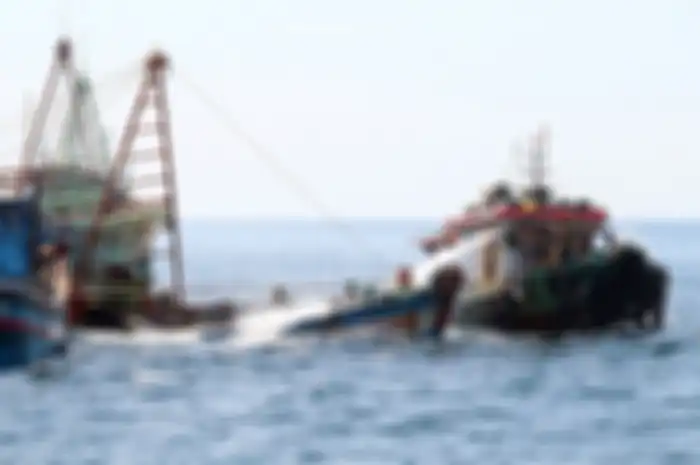 Sejumlah anak buah kapal bantu menyemprotkan air menggunakan mesin pompa ke dalam kapal nelayan Vietnam saat penenggelaman di Pulau Datuk, Kabupaten Mempawah, Kalimantan Barat, Sabtu (4/5/2019). Kementerian Kelautan dan Perikanan menenggelamkan 13 dari 51 kapal nelayan asing asal Vietnam.